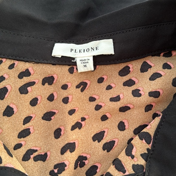 Leopard print, collared sleeveless - Picture 2 of 3